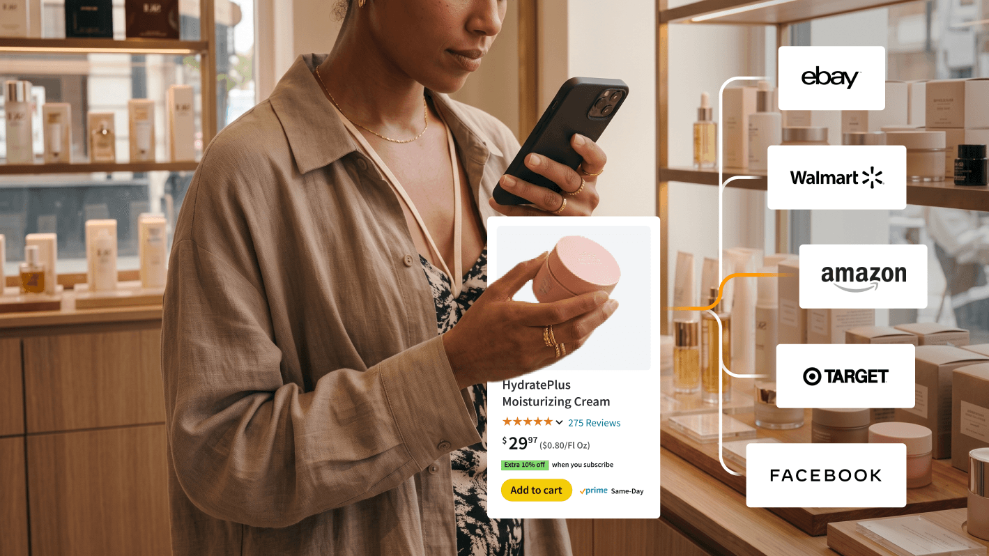 Donna in un negozio al dettaglio che usa il proprio smartphone per controllare le inserzioni online di una crema idratante.