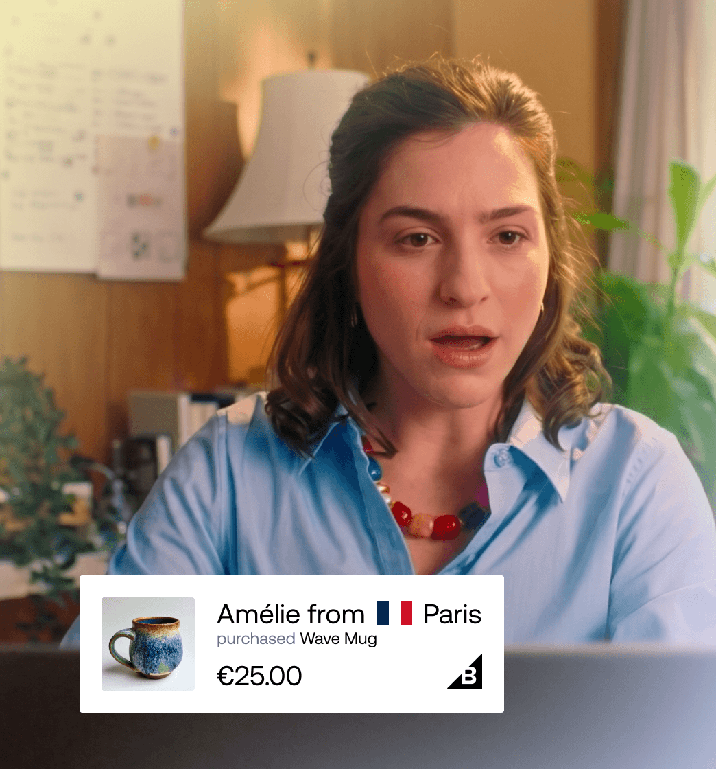 Donna che guarda uno schermo con un badge di riprova sociale in tempo reale che mostra che Amélie di Parigi ha acquistato una Wave Mug per 25 €