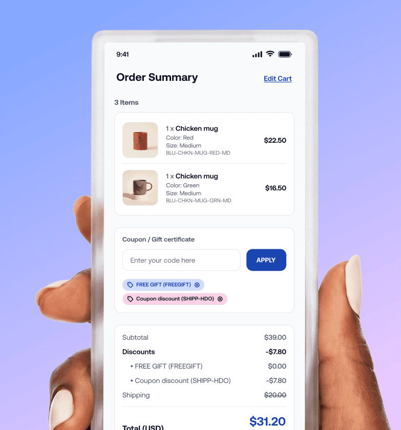Mano che tiene uno smartphone con una schermata di riepilogo di un ordine ecommerce, con articoli nel carrello, coupon applicati e totale al checkout