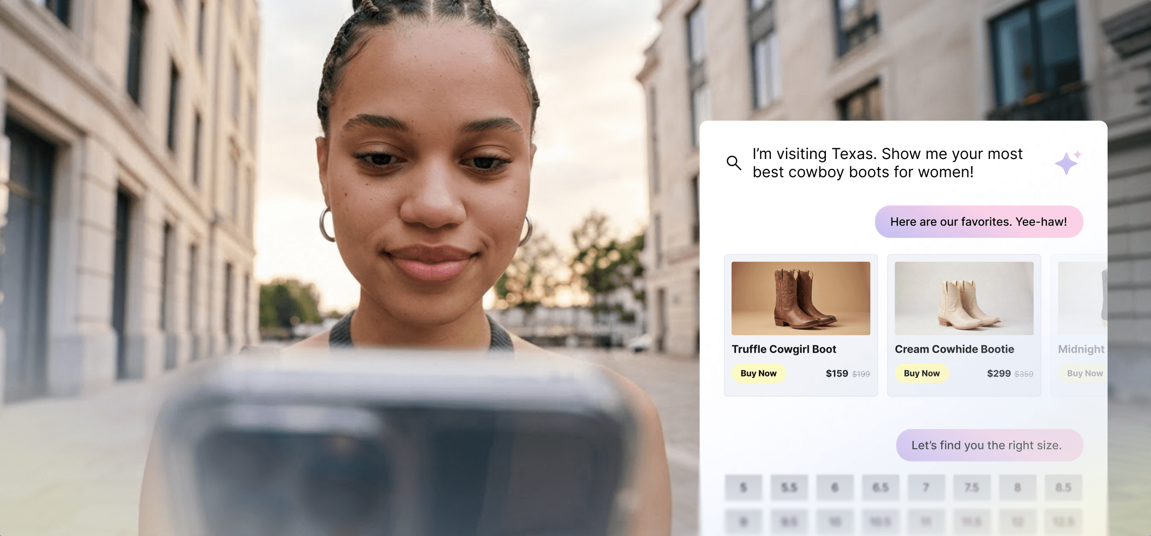 Donna con in mano uno smartphone che mostra i consigli dell’assistente agli acquisti basato sull’AI per stivali da cowboy da donna.