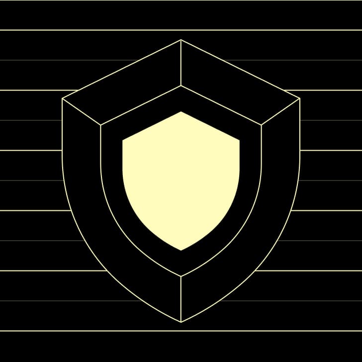 Icona isometrica di uno scudo di sicurezza Yellow chiaro su sfondo scuro con linee di griglia orizzontali.