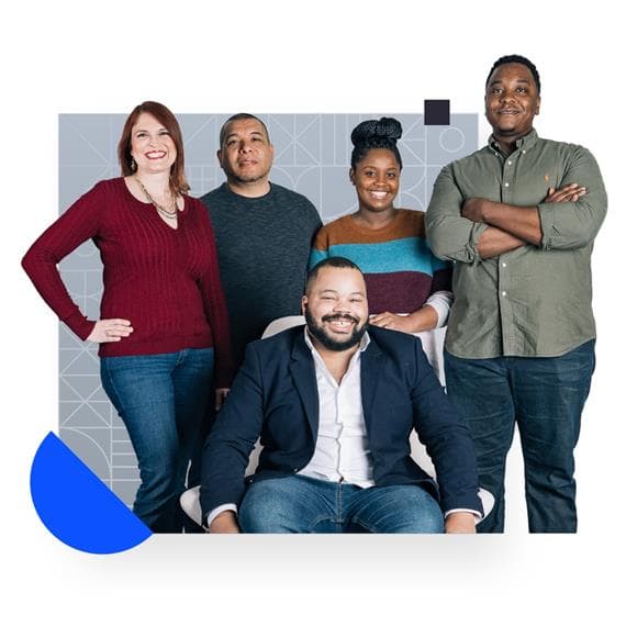 Uomo che lavora su un computer