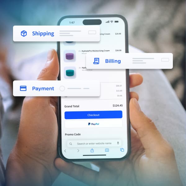 Una persona tiene uno smartphone che mostra una pagina di pagamento online, con etichette fluttuanti per le informazioni di spedizione, fatturazione e pagamento.